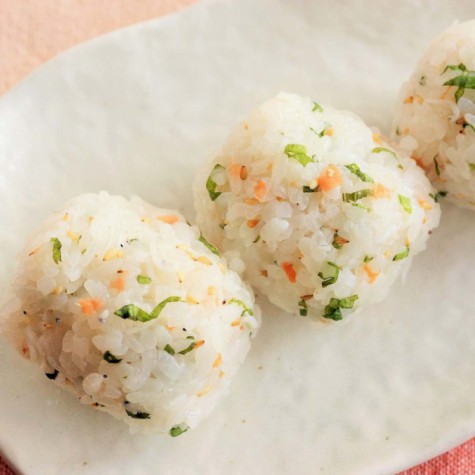 梅としそとしらすのおにぎり