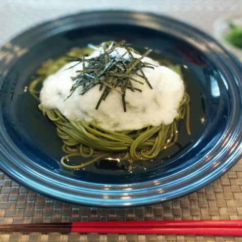 冷やし茶そばの山かけ