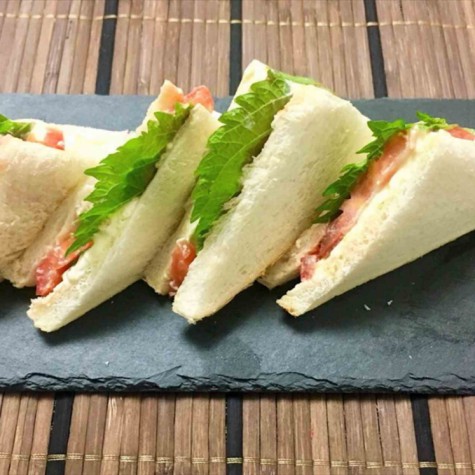 クリームチーズとトマトとしそのサンドイッチ