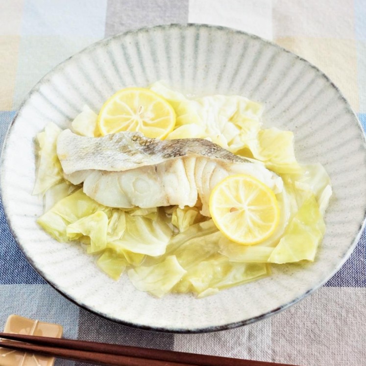鱈とキャベツとレモンのレンジ蒸し